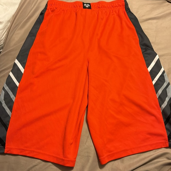 Youth XL Under Armour shorts! - Picture 4 of 5